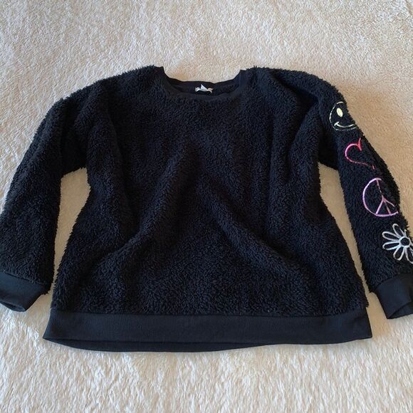 Derek Heart fuzzy sweater  - Picture 4 of 16